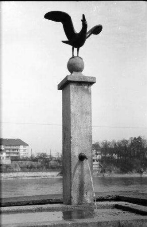 Basel: Vogelplastik auf Brunnen, ganzer Brunnen