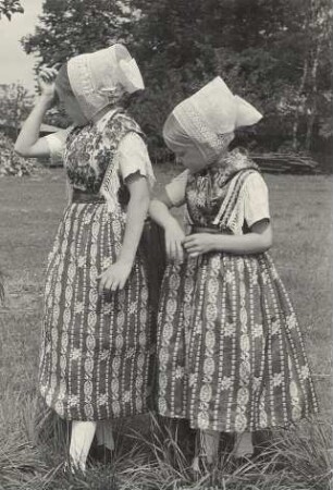 Festtracht aus Seidewinkel : Kleidung - Hoyerswerdaer Tracht. Ort: Židźino / Seidewinkel. Zwei Mädchen in Festtracht.
