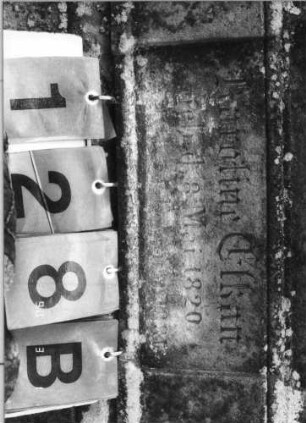 Grabstein 128 (Index: 100114758) Material: Sandstein Zustand: leicht verwittert Maße HxBxT: 196x53x45 cm Beschreibung: Stele auf gestuftem Sockel, Rundbogen, Textteil mit Kleeblattbogen: Grabstein 128B
