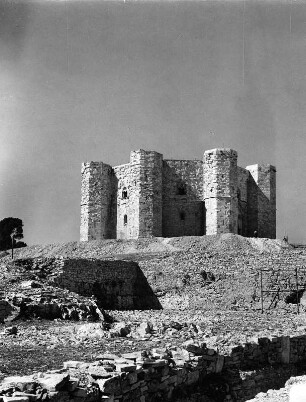 Andria. Castel del Monte (um 1240/um 1250). Teilansicht der Ostfassade mit Portal