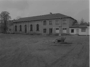 Turnhalle : Hans-Grundig-Oberschule (Grundschule Cossebaude). Turnhalle und beschädigter Tierbrunnen
