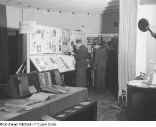 Ausstellungsbesucher vor Schautafeln