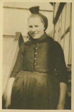 Portrait einer Frau in Tracht