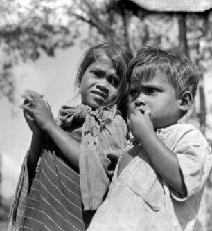 Geschwister, Mädchen und Junge, nebeneinander stehend : Bandipur (Indien). Geschwister, Mädchen und Junge, nebeneinander stehend