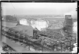 Blick von der Brücke Bau Me 3 Dampfkesselhaus nach Me 103 Dampfkesselhaus über Ammoniakbehälter, Me 104 Kompressorenanlage, Me 105 Druckwasserreinigung, Me 505 Gasbehälter, Me 531, 532, 533, 534 Behälter