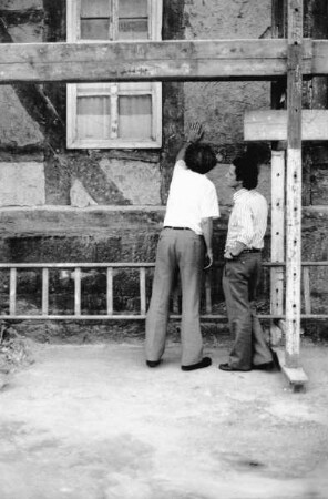 Heinrich Klotz und Martin Warnke bei der Betrachtung des Fachwerks am Wohnhaus Mainzer Gasse in Marburg