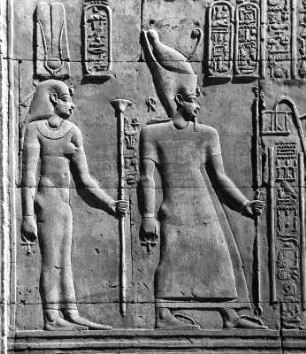 Kom Ombo. Doppelheiligtum des Sobek und des Haroeris (310ante/30ante, 500ante/395). Rückwand des dritten Vorsaales mit Relief: Ptolemäus VI. im langen Mantel, hinter ihm seine Gemahlin Kleopatra