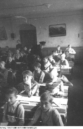 "Volkskontrolle". Verteilung beschlagnahmter Waren an Bedürftige und Schulkinder durch die Volkskontrolle, 1950