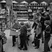 Nickel: Mühlenstraße / Lübecker Straße: Kaufhaus: Besuch durch Fußballnationalspieler und Mannschaftskapitän des Deutschen Meisters Borussia Mönchengladbach Günter Netzer: Sportabteilung: Netzer an Tisch beim Schreiben von Autogrammen: daneben