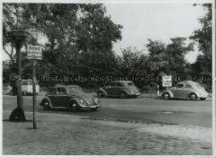 Autoverkehr auf der Königsstraße in Berlin-Wannsee an der Zonengrenze