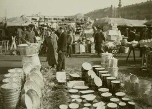 Dresden. Jahrmarkt auf dem Alaunplatz : Dresden. Jahrmarkt auf dem Alaunplatz. Angebot an Haushaltswaren wie Eimern, Wannen u.a. Gefäßen
