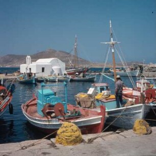 Paros, Naoussa. Fischerhafen und Bucht. K1