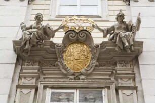 Zwei Frauen eine Krone haltend, Wappen des Prinzen Eugen