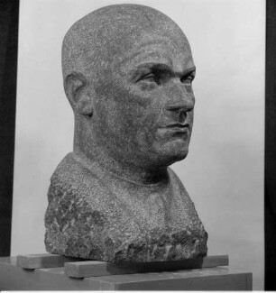 Porträtbüste von Ernst Thälmann : Porträtbüste von Ernst Thälmann. Granit (1953; W. Arnold)