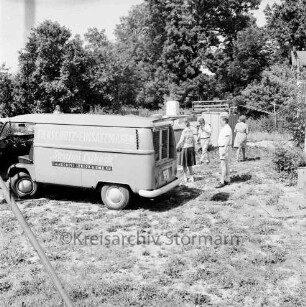 Altenweide: Tierschutzaktion des Oldesloer Tierschutzvereins: verwahrlostes Grundstück: vorn Fahrzeug und Mitarbeiter des Tierschutzvereins