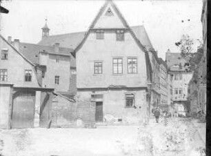Brunoswarte - Westseite der Moritzkirche. linke Bildseite: An der Moritzkirche 4 (Eingang zur Bäckerei); Brunos Warte 20 (im folgenden Häuserrückseiten von "An der Moritzkirche")