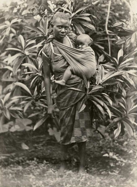 "Une femme missionnaire et son enfant. Raluana".