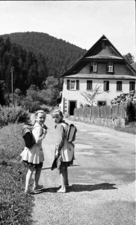 Schapbach: Zwei Schulkinder barfuß auf dem Schulweg bei Schapbach