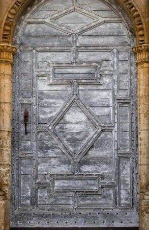 Frankreich. Midi Pyrenees. Lot. Assier. Kirche. Baubeginn 1540. Klassizistisches Portal