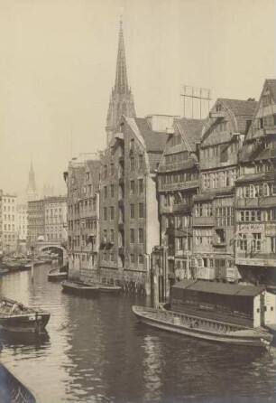 Hamburg, Nikolaifleet mit Blick auf Rathaus- und Nikolai-Kirchenturm