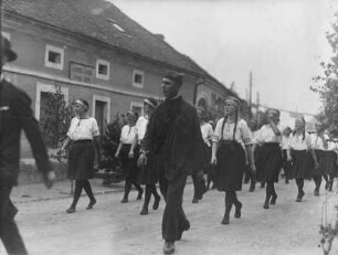 Festumzug : Ein Festumzug mit Personen in sorbischer Tracht.