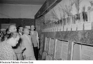 Ausstellungsbesucher während der Erklärung von Saatgut und Pflanzen