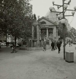 Mönckebergdenkmal mit Bücherhalle