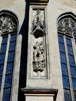 Stadtkirche - Chor von Osten-Strebepfeiler Nordost mit plastischer Ornamentik sowie halbplastischer St. Georgsdarstellung
