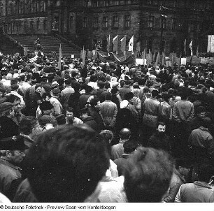 Dresden-Altstadt, Schloßplatz (Georgij-Dimitroff-Platz), Gedenkkundgebung anläßlich des 43. Jahrestages der Zerstörung Dresdens
