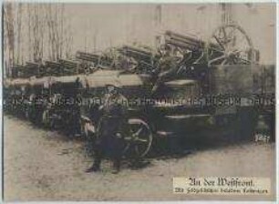 Mit Feldgeschützen beladene Lastwagen an der Westfront