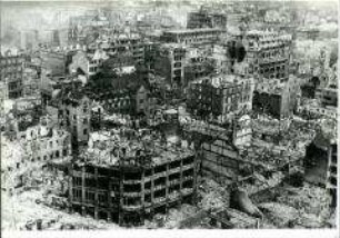 Luftaufnahme einer durch Luftangriffe zerstörten deutschen Stadt