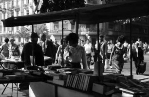 Bukarest: Büchertisch, Boulevard Magheru