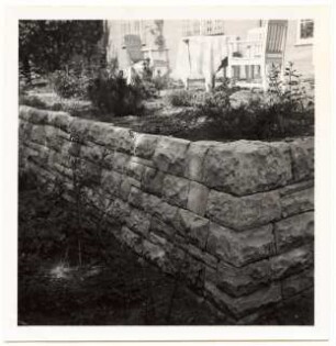 Garten Rüdiger, Berlin-Schlachtensee: Mauer an der Terrasse