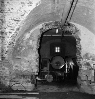 Restaurierung: Kellergewölbe: zwei Arbeiter, Beton-Trommelmischer, Schubkarre: Kellerfenster