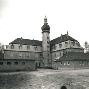 Naundorf-Hof, Am Dorfplatz 2. Neues Schloss. M. 18. Jh. Hofansicht mit Treppenturm