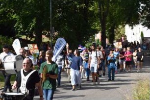 Bad Oldesloe: Kindervogelschießen: Am Bürgerpark Blickrichtung Südwesten: Einzug auf den Exer: Festumzug Theodor-Storm-Schule Klasse 5a: vorne links Musikzug "Oldesloer Stadtgarde e. V".: 13. Juli 2023