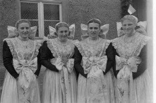 Sorbische katholische Hochzeit in Cölln. Brautjungfern. : Serbski katolski kwas w Chelnje. Kwasne družki.
