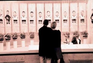 Hamburg: Schaufenster, Pärchen vor deutscher Fußballelf