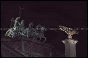 Quadriga und Säule mit Reichsadler bei Nacht