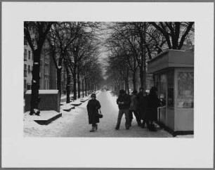 Straßenansicht mit Kiosk, Stolp (Polen)