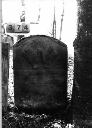 Grabstein 374 (Index: 100115729) Material: Sandstein Zustand: verwittert mit Textverlust Maße HxBxT: 93x61x14 cm Beschreibung: Stele mit Segmentbogenabschluß Symbolik: Cohanim-Hände: Grabstein 374