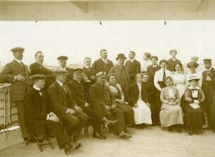 Gruppenbildnis mit Touristen an Deck eines Hochseepassagierdampfers ("Victoria Luise"?)