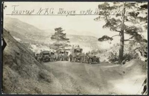 Automobile des Typs Nationale-Automobil-Gesellschaft (NAG) und Personen bei einer Rast auf einer Serpentinenstraße im Taurusgebirge, Türkei