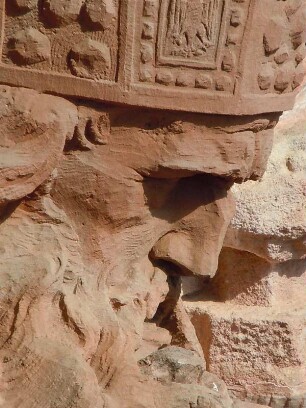 Kaiser Barbarossa im Kyffhäusergebirge : Unterhalb des Kyffhäuser-Monumentaldenkmals sitzt der in Stein gehauene Kaiser Barbarossa, aufgenommen am 28. April 2012
