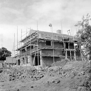 Evangelische Kirchengemeinde Reinfeld: Eichberg-Pastorat: Eichbergstraße: in Bau: Richtfest: Rohbau mit Gerüst: Richtkrone über Dachstuhl, 1. Juni 1961