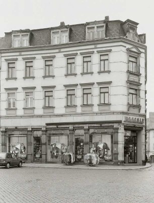 Wohnhaus mit Laden