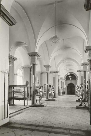 Historisches Museum : Dresden, Sempergalerie, Ostflügel, Halle im Erdgeschoss mit Ausstellung des Historischen Museums, Blick zum Eingang