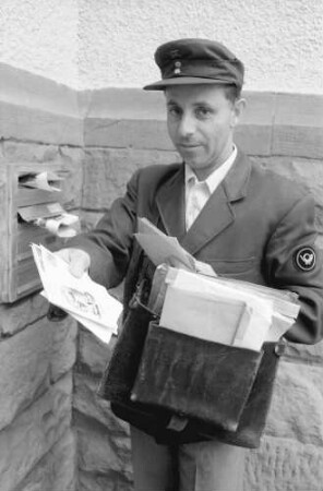 Freiburg: Briefzusteller trägt Post aus