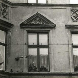 Cottbus, Friedrich-Ebert-Straße 45. Wohn-und Geschäftshaus (1896). Fenster (1. OG)