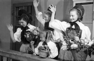 Waldshut: 489. Waldshuter Chilbi; Trachten aus Tiengen (Klettgau); auf Balkon winkend